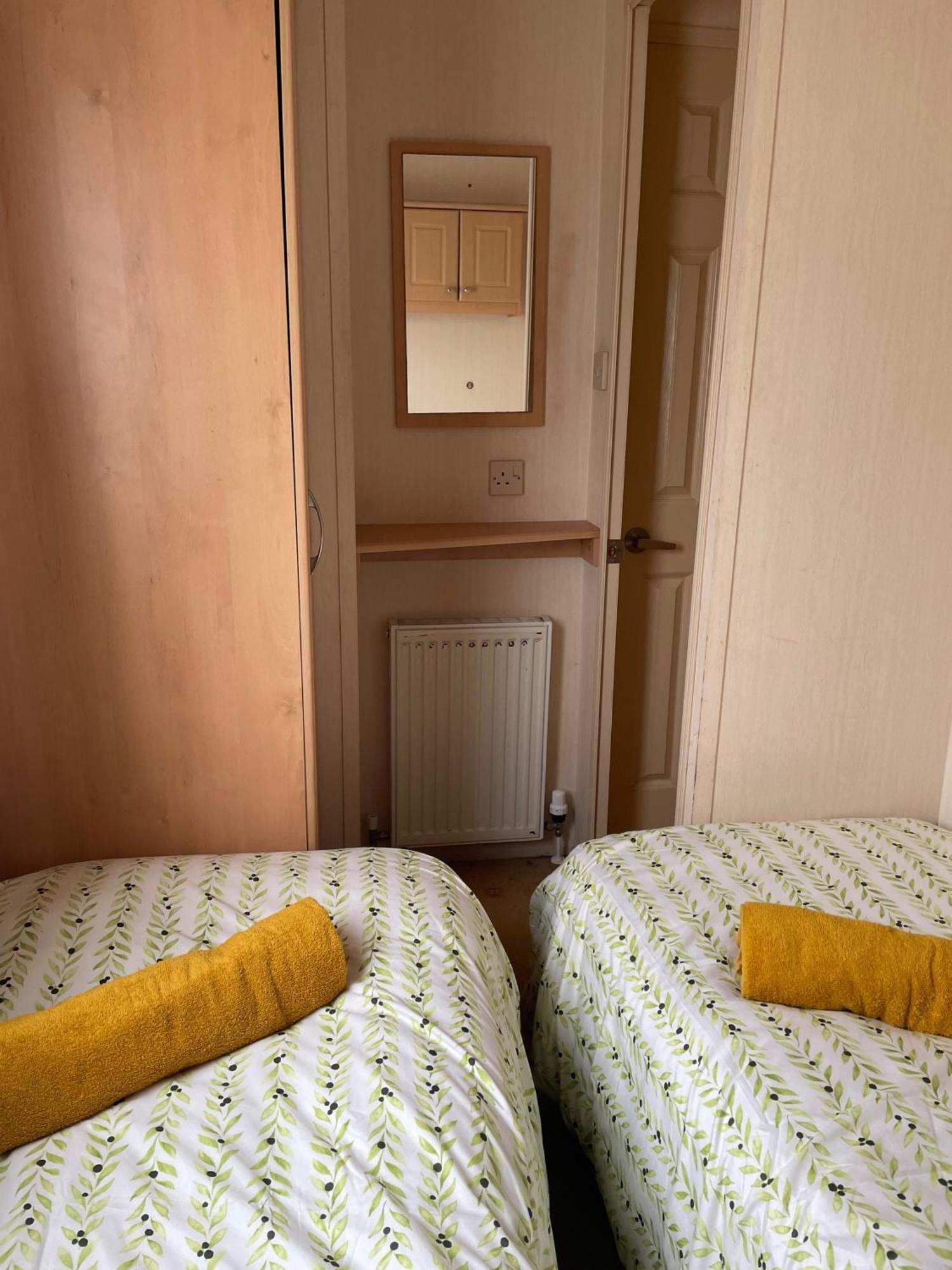 Cozy Camber Caravan 3 Bedroom Retreat With Decking