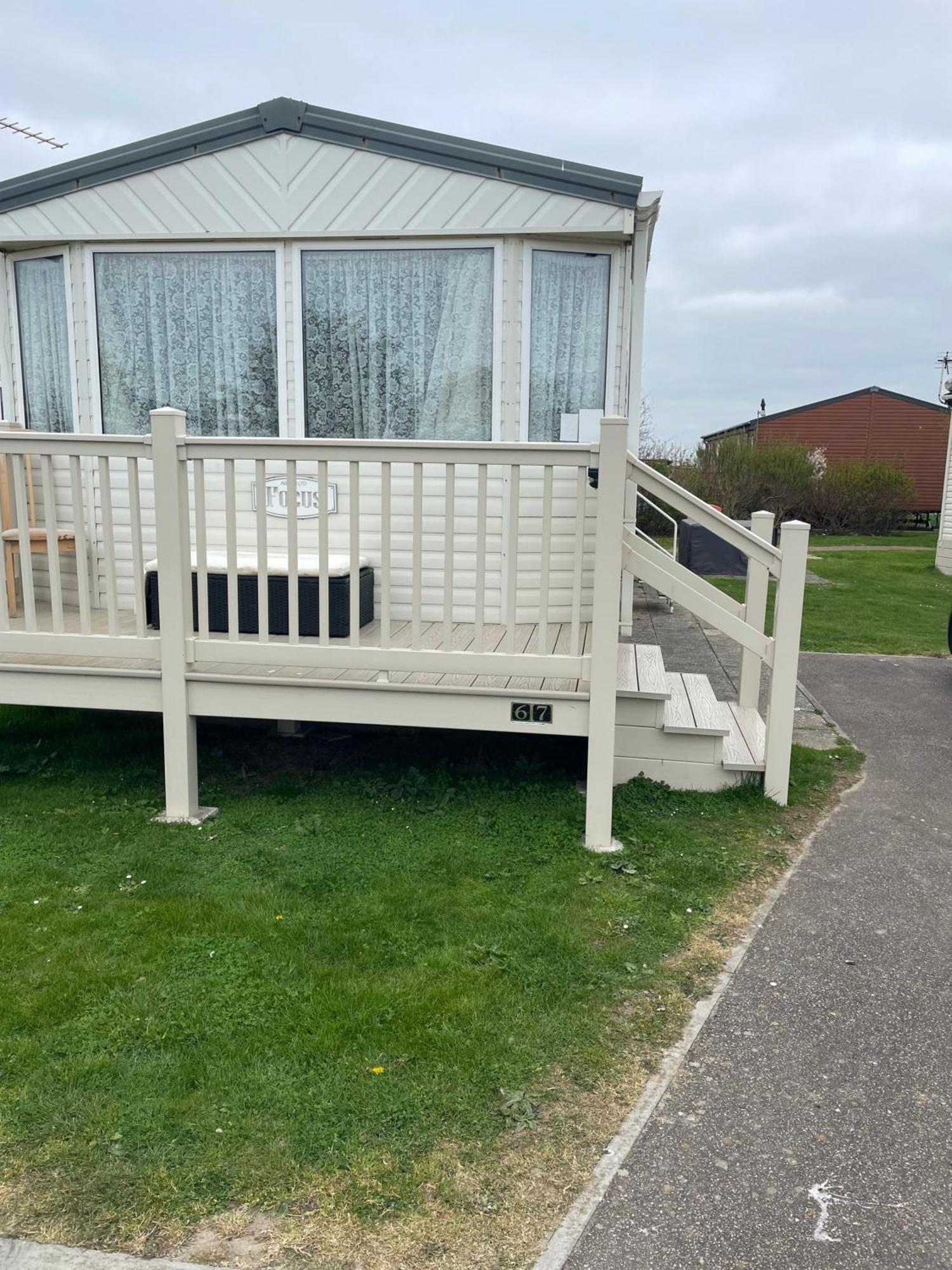 Cozy Camber Caravan 3 Bedroom Retreat With Decking Rye