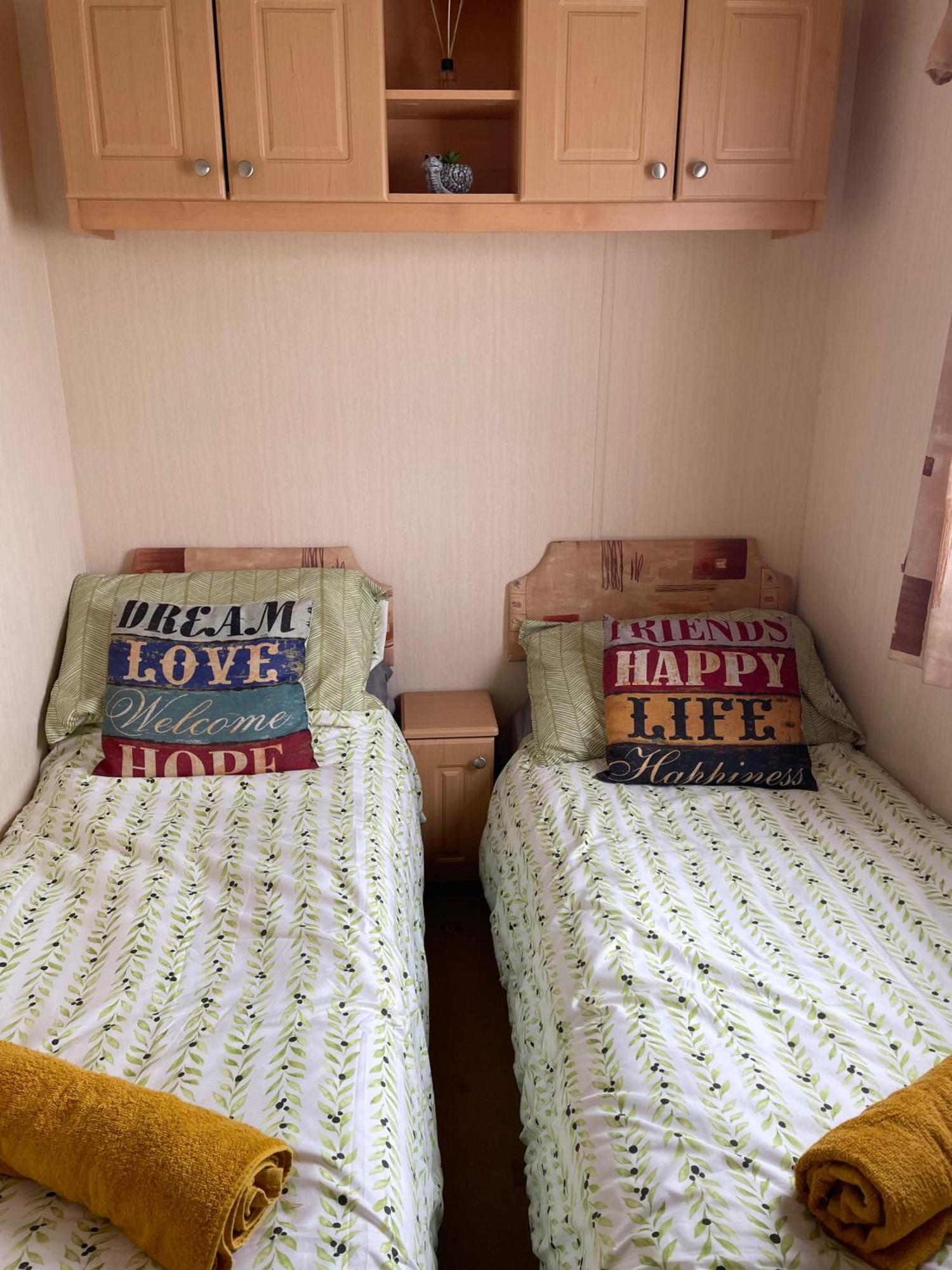 Cozy Camber Caravan 3 Bedroom Retreat With Decking