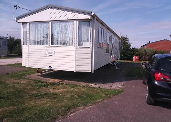 Cozy Camber Caravan 3 Bedroom Retreat With Decking