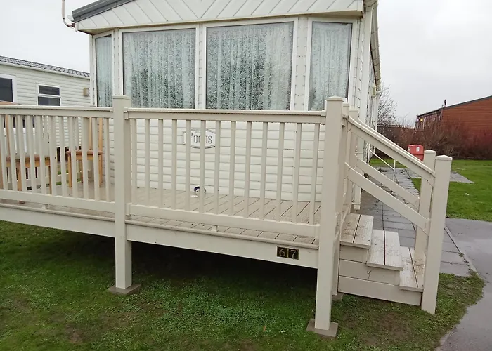 Cozy Camber Caravan 3 Bedroom Retreat With Decking