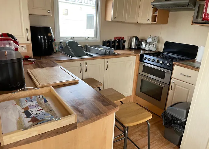 Cozy Camber Caravan 3 Bedroom Retreat With Decking