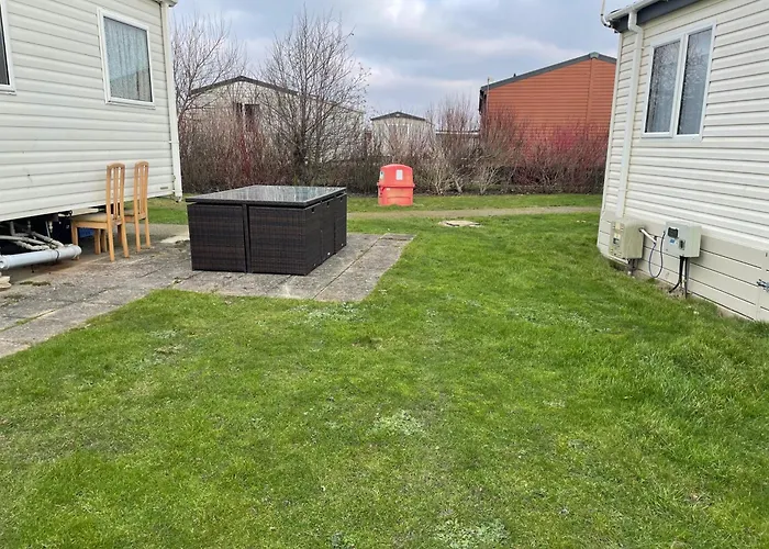 Cozy Camber Caravan 3 Bedroom Retreat With Decking