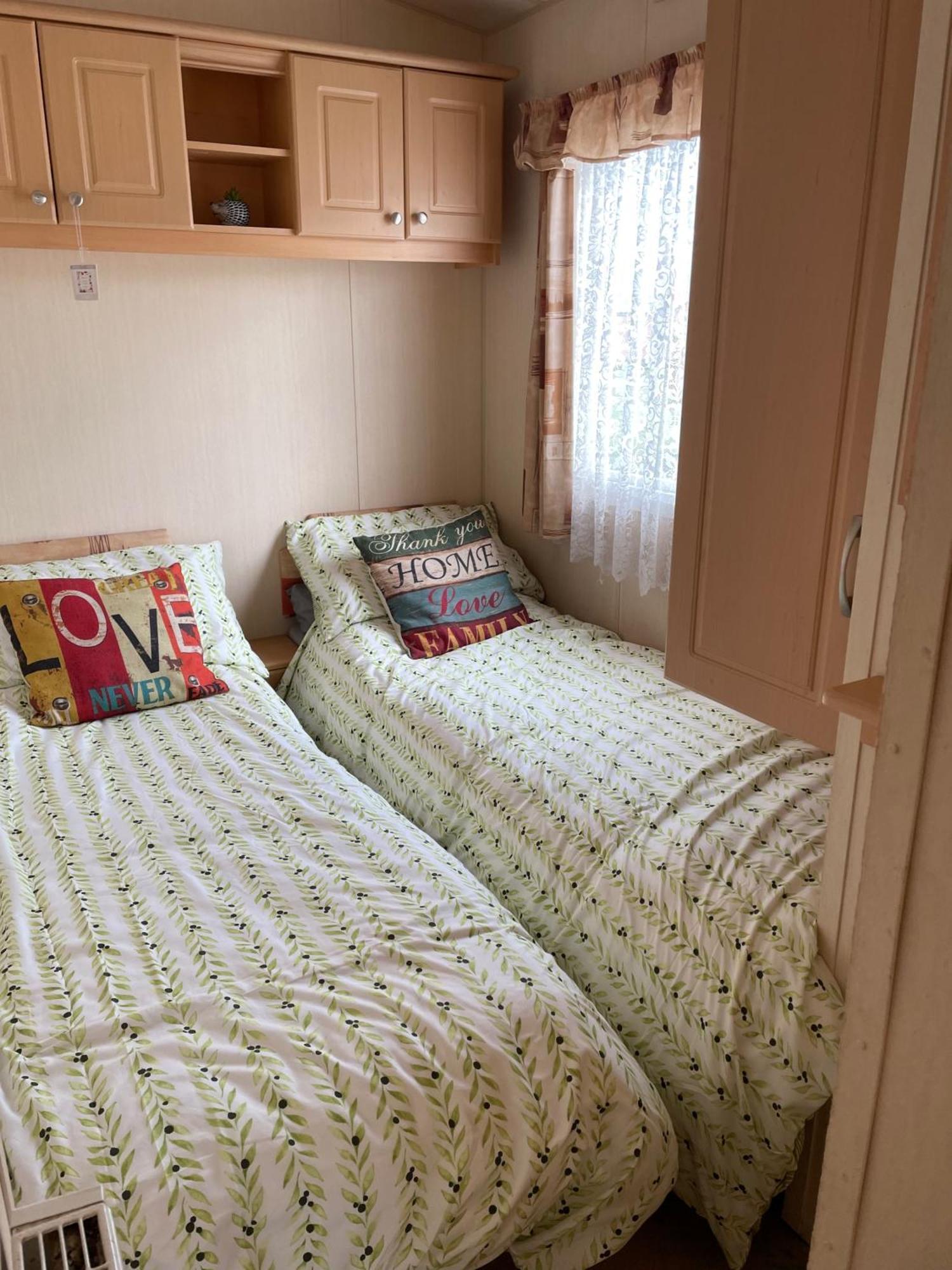 Cozy Camber Caravan 3 Bedroom Retreat With Decking